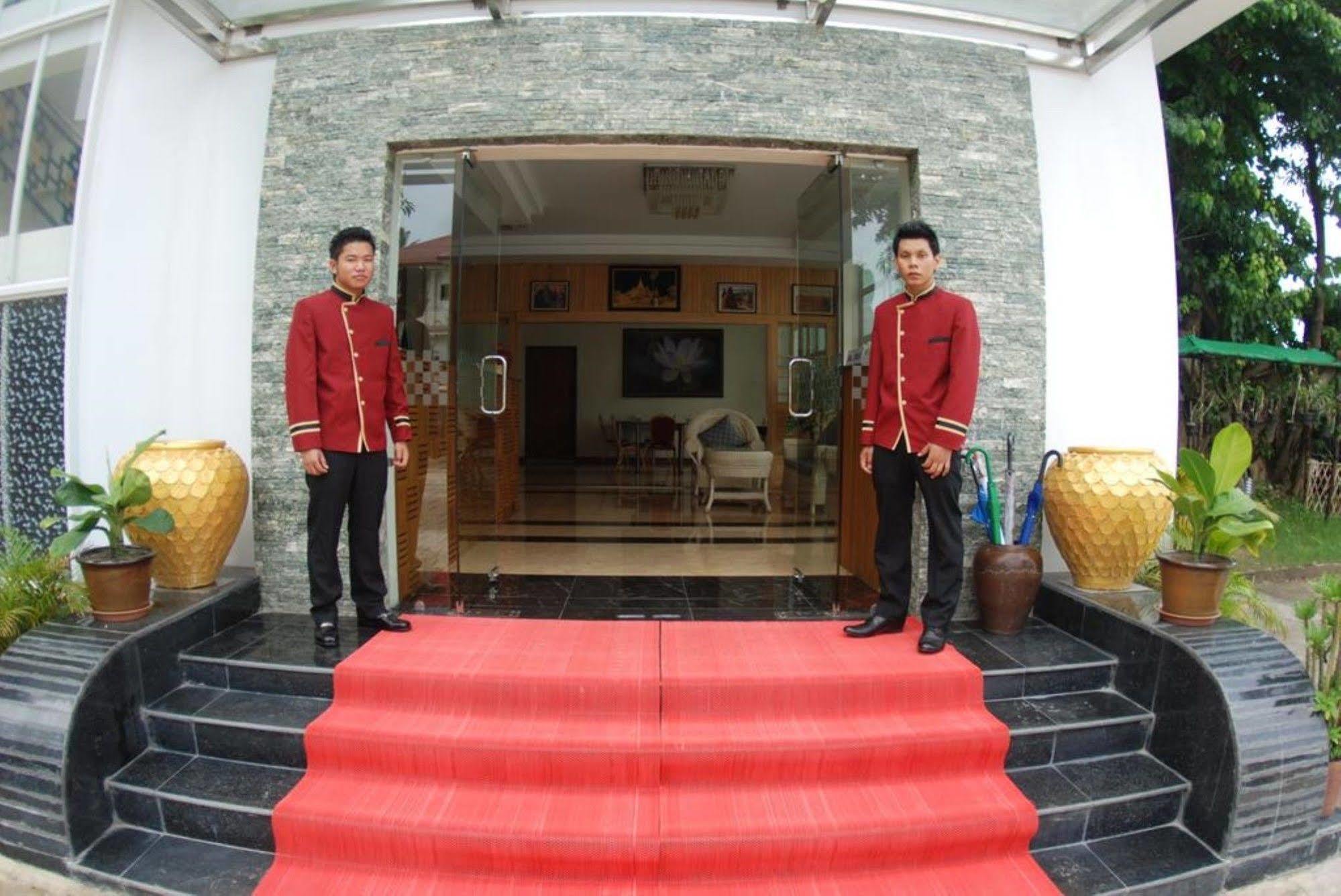 Holiday Hotel Yangon Exterior foto