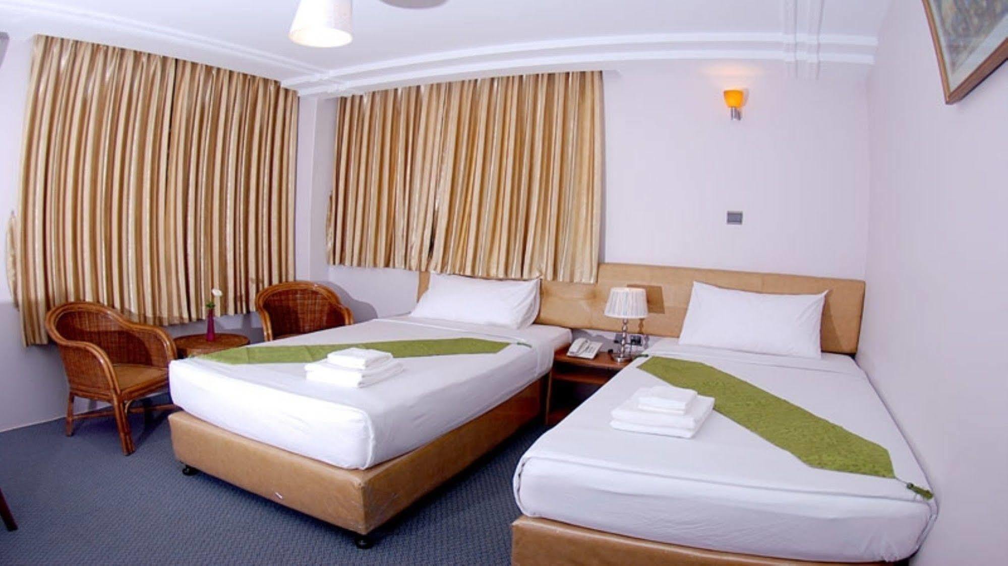Holiday Hotel Yangon Exterior foto